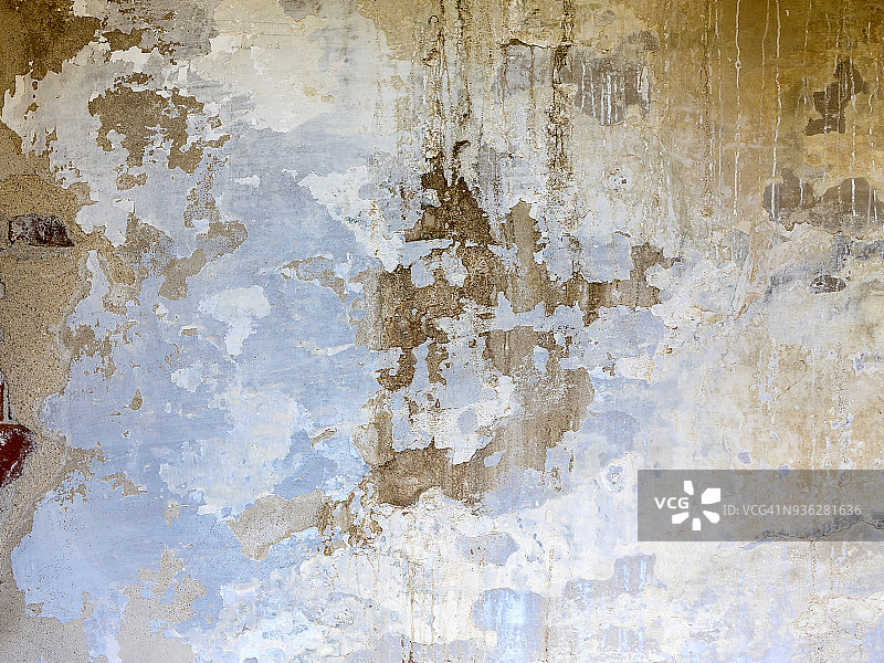 蓝白漆剥落，有裂缝，潮湿。高分辨率的照片。图片素材