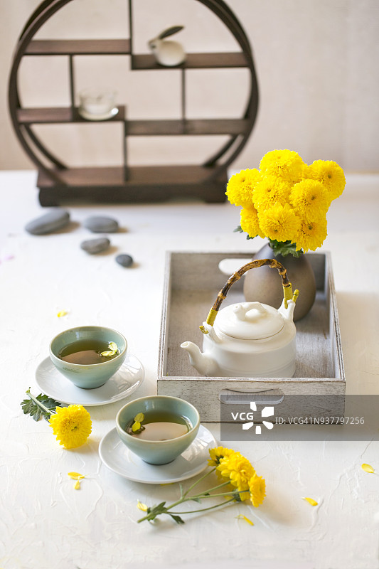 白色的桌上摆着传统的菊花茶。图片素材