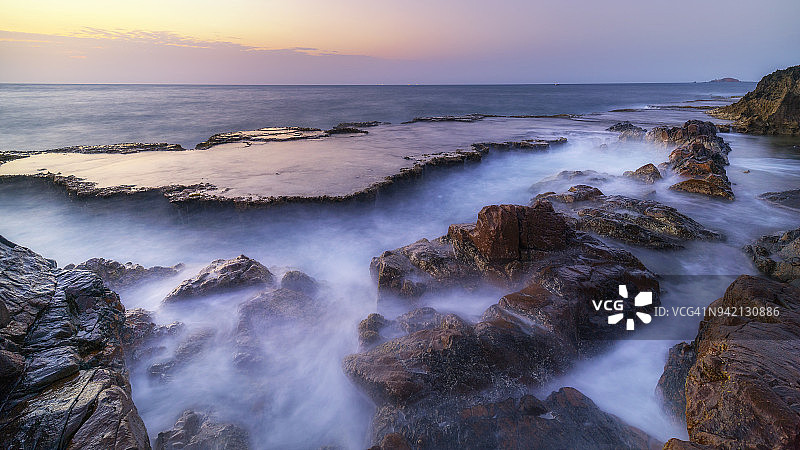 越南宁顺的Nui Chua国家公园有着美妙的海景，日出时海浪拍打着巨石，让人惊叹的坠落在Hang Rai，越南海滩上令人惊叹的风景，是绝佳的旅游胜地图片素材