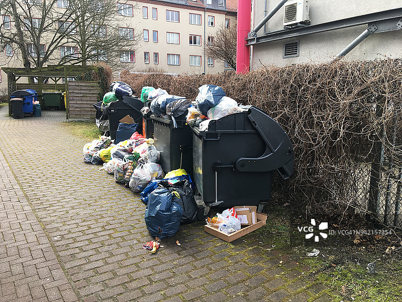 满垃圾桶(德国柏林)图片素材