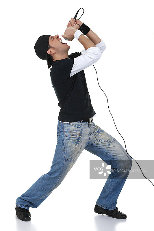 男歌手对着麦克风大声唱歌，背景是白色的图片素材