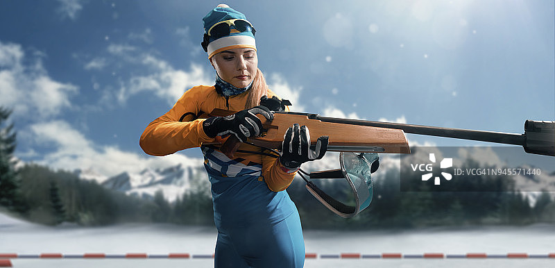 冬季两项比赛中的女子运动员。运动员给枪充电图片素材