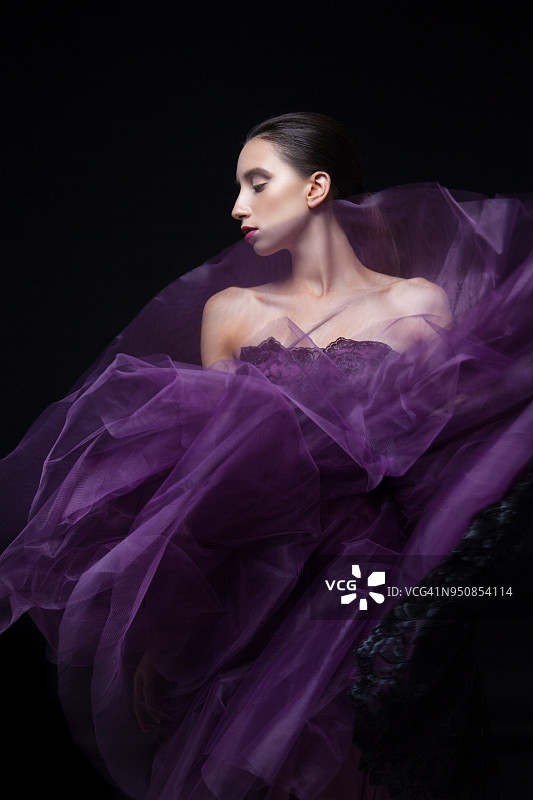 性感的模特覆盖紫色面纱图片素材