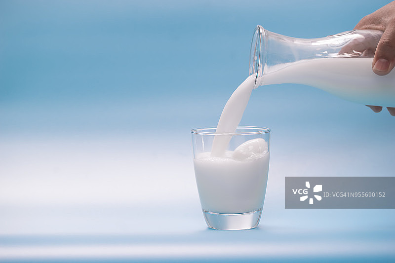 蓝色背景上的牛奶，牛奶，牛奶瓶，牛奶玻璃图片素材