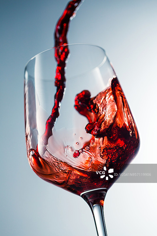红酒倒入玻璃杯图片素材