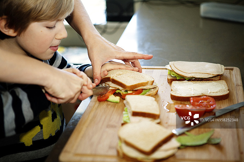 父亲和儿子在厨房做三明治的裁剪图像图片素材