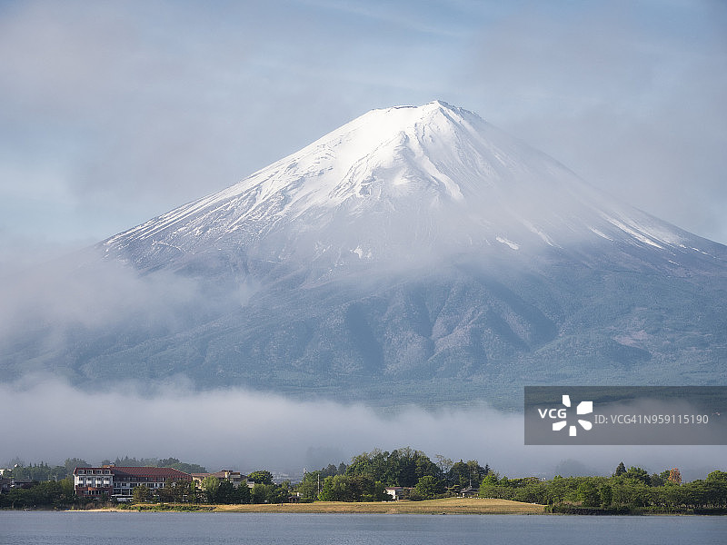 富士山从迷雾中浮现图片素材