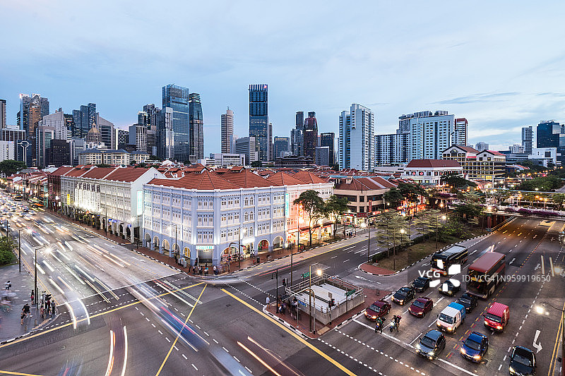 黄昏时分，新加坡华埠区的交通以模糊的运动画面呈现图片素材