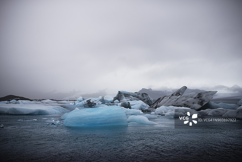 冰山漂浮在Jokulsarlon的风景图片素材