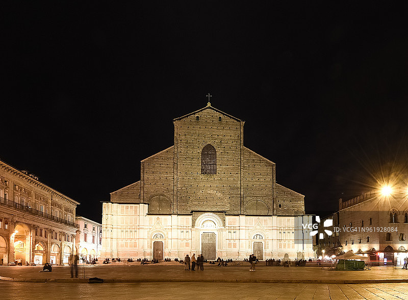 意大利艾米利亚-罗马涅地区的圣彼得罗尼奥大教堂和市场广场在夜晚灯火通明图片素材