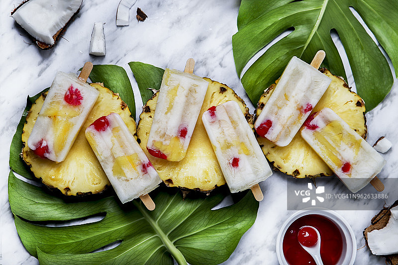 菠萝朗姆酒冰棒配蜜饯樱桃和菠萝图片素材