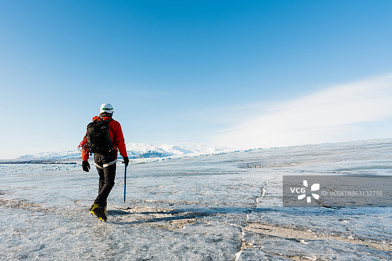 游客在冰岛冰川上徒步旅行图片素材