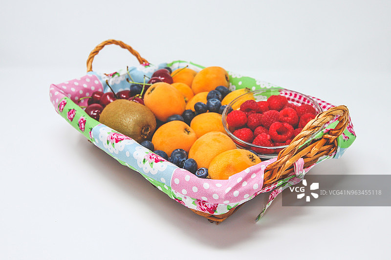 柳条篮子里的新鲜时令水果的静物图片素材