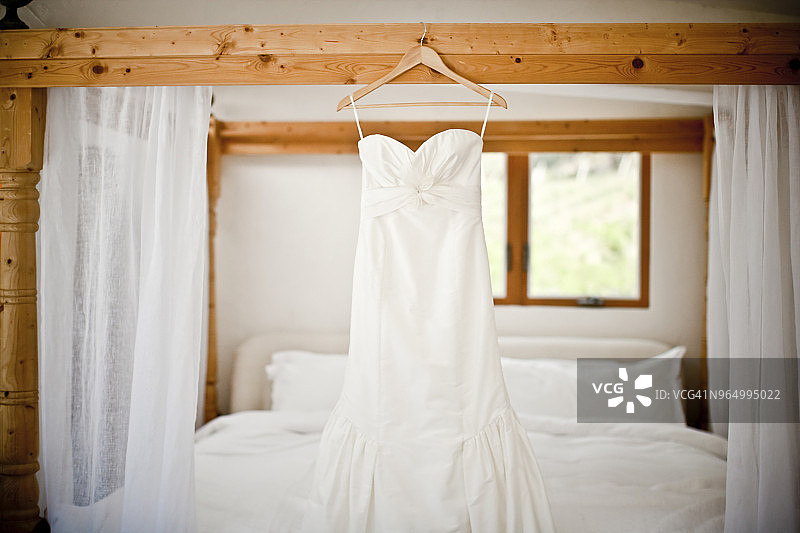 婚纱挂床图片素材
