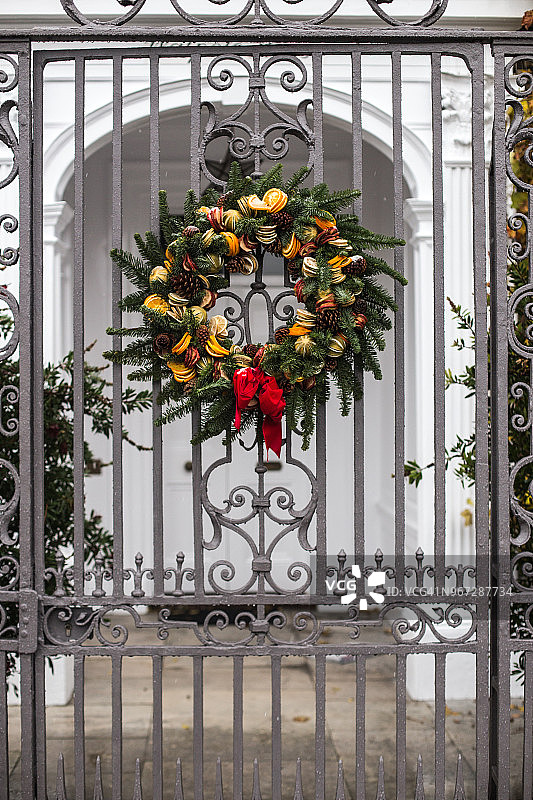 挂在大门上的花环，英国伦敦图片素材