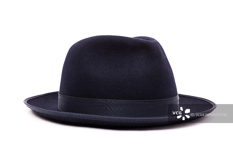 一顶经典的深蓝色低顶软呢帽。孤立在白色背景上。图片素材