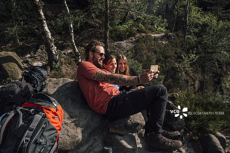 德国，萨克森，易北砂岩山，朋友在徒步旅行休息时拍了一张自拍图片素材