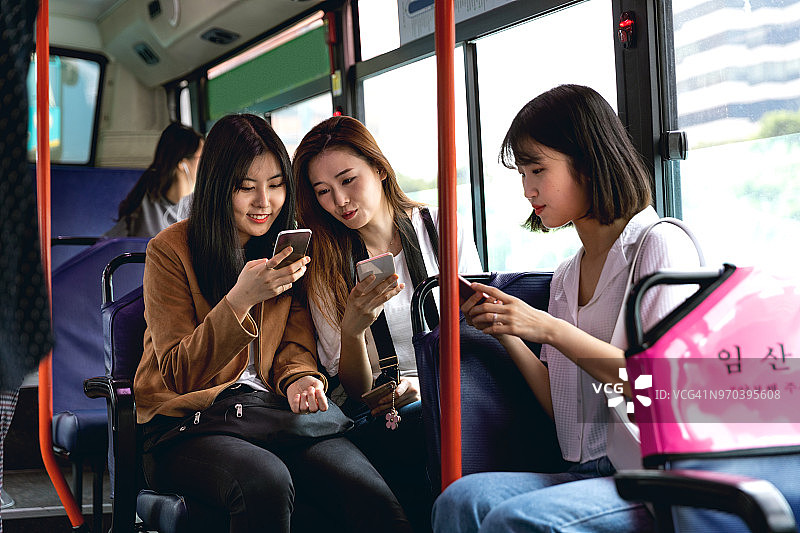 韩国女性朋友们第一次一起度假乘公共汽车游览首尔图片素材