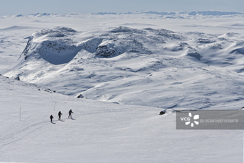 北欧滑雪旅游团在hallingskarvet_view朝hardangervidda_norway图片素材