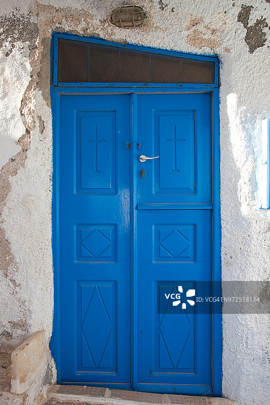 圣托里尼岛教堂的蓝色门图片素材