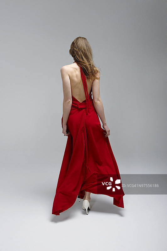 穿着红裙子和白鞋的时装模特图片素材