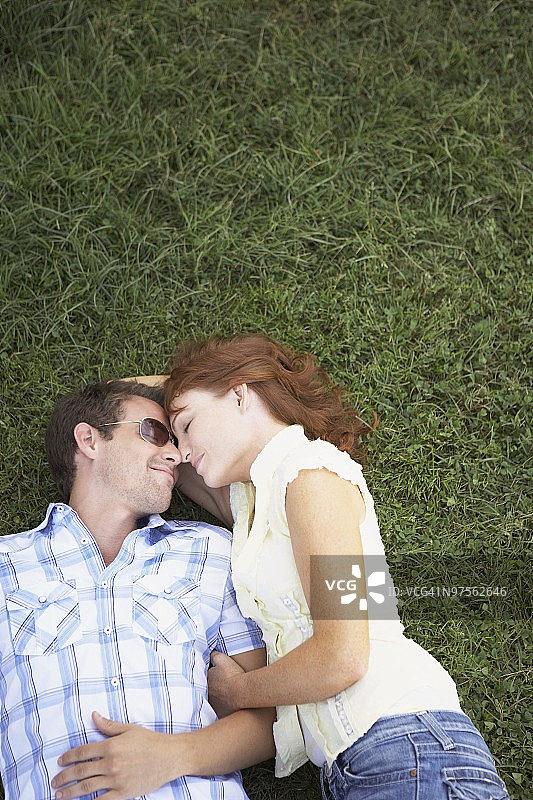 在草地上休息的夫妇图片素材