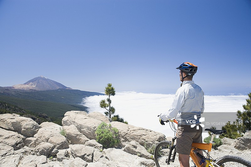 山顶上骑山地自行车的人图片素材