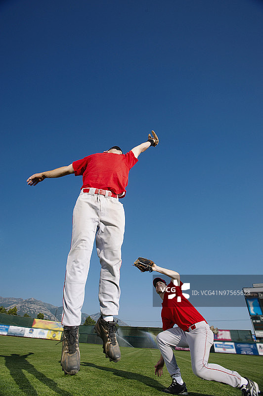 棒球运动员跳着去接球图片素材