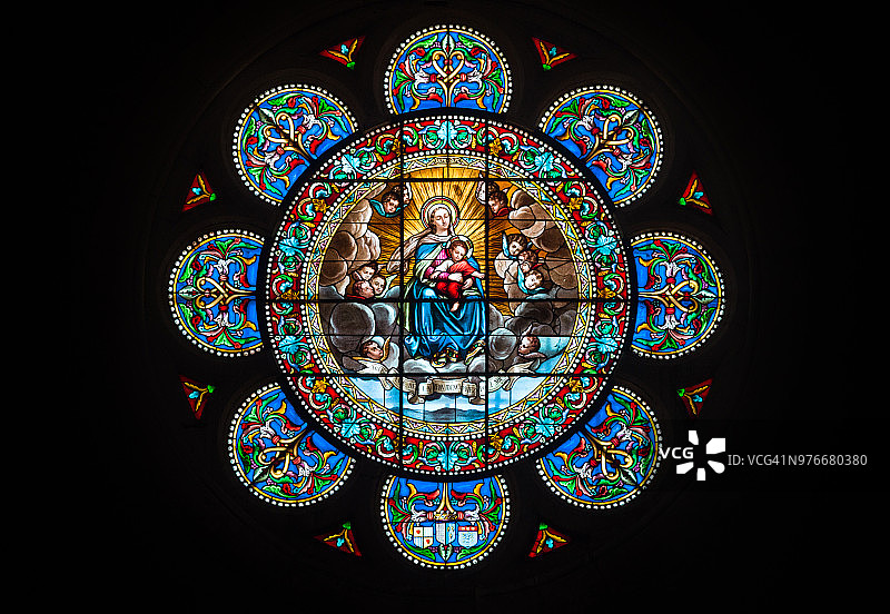 法国勃艮第圣母院迪戈因教堂的彩色玻璃玫瑰窗，圣母玛利亚和她的儿子耶稣基督，迪戈因，Saône et Loire，勃艮第，法国图片素材