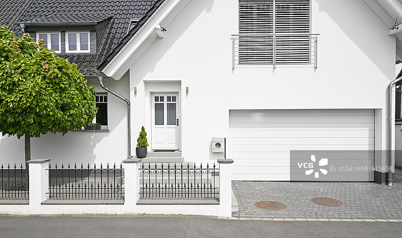 德国，科隆，白色新建带车库的独户住宅图片素材