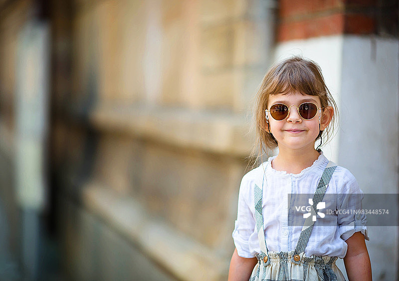 可爱的小女孩戴着太阳镜的特写图片素材