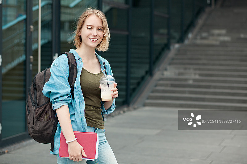 一个年轻漂亮的20岁女学生的肖像，背着一个背包图片素材