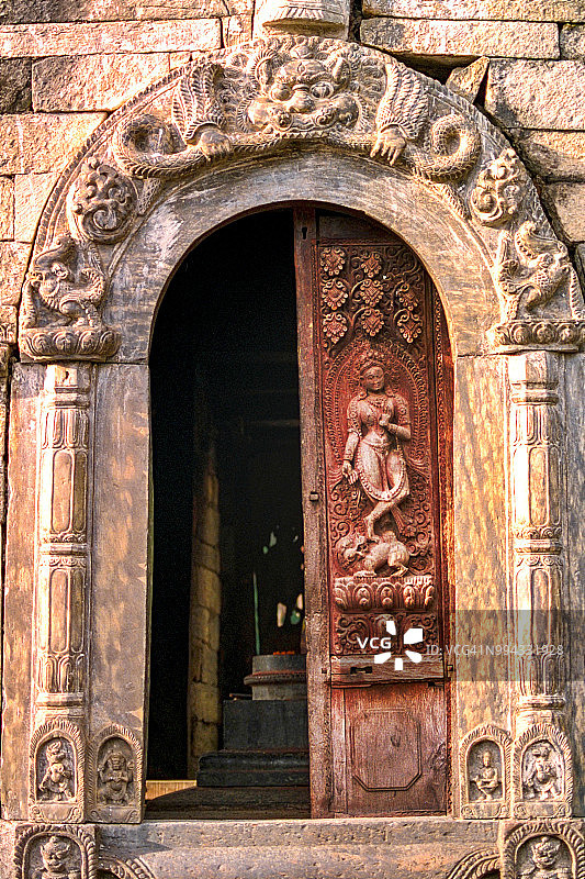 精美雕刻的入口，在尼泊尔加德满都的Pashupatinath寺庙图片素材
