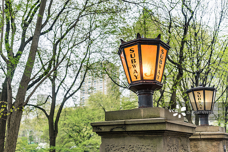 公园边上的老式纽约地铁灯。图片素材