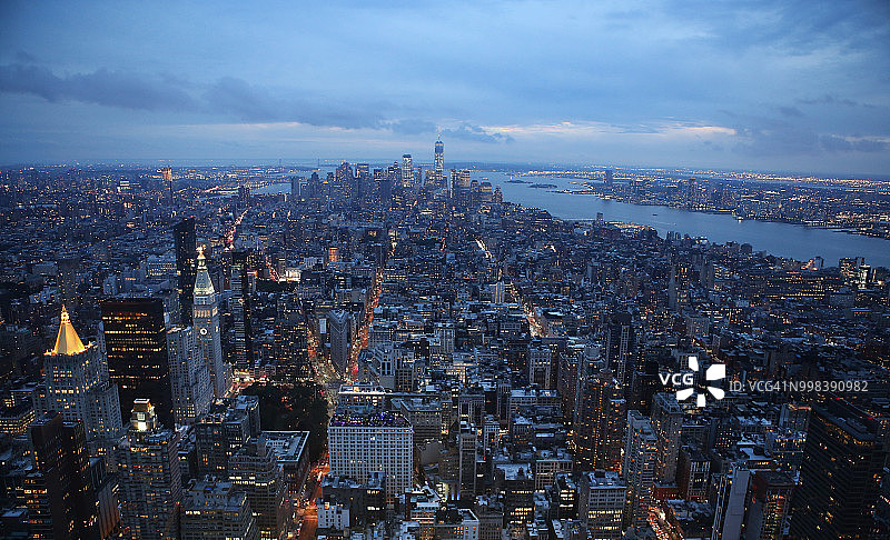 黄昏时分从帝国大厦顶上俯瞰壮观的全景:曼哈顿下城以自由大厦为背景，麦迪逊广场公园以大都会保险公司大厦为前景。美国纽约市图片素材