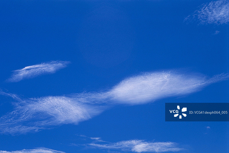 蓝天映衬着缕缕云彩图片素材