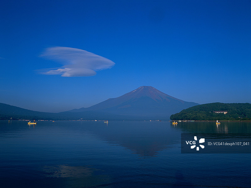 日本的富士山，在日落时倒映在湖中图片素材