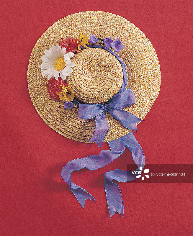 草帽，纸花和蝴蝶结图片素材