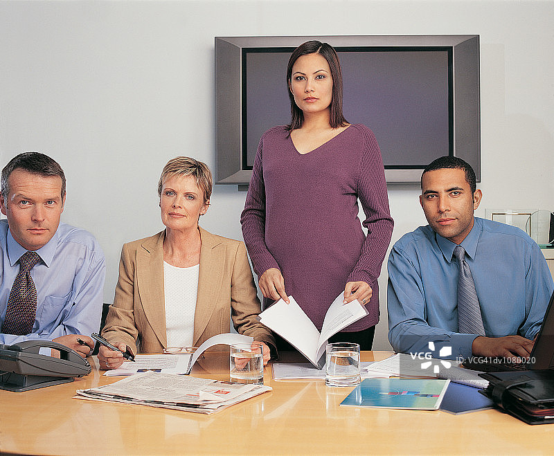 四名企业高管在面试桌上的肖像图片素材