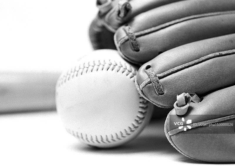 棒球手套和球，特写，b&w。图片素材