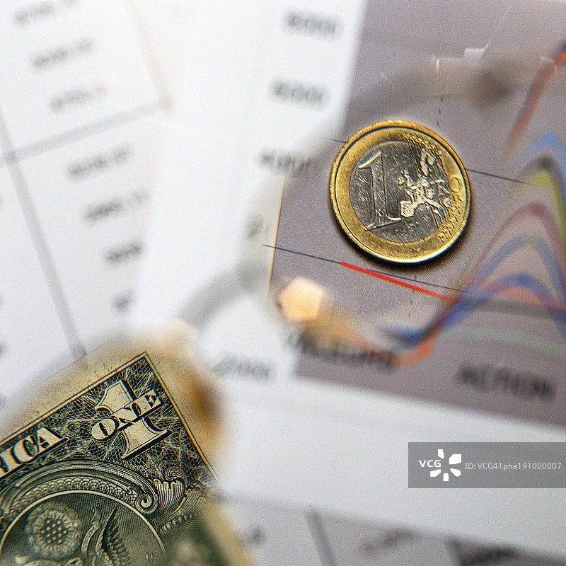 美元和欧元在金融图表上名列前茅。图片素材