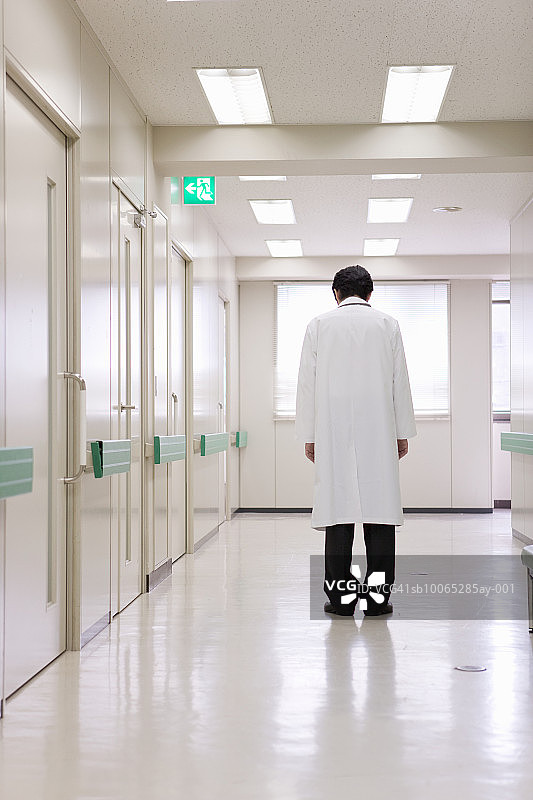 医生站在医院走廊，后视镜图片素材