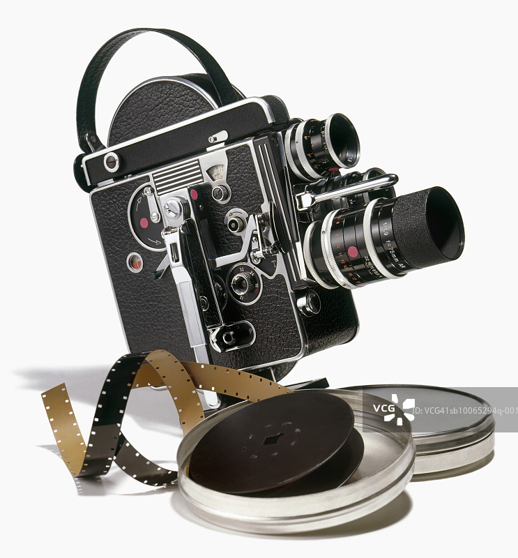 老式电影摄影机和带胶片卷轴的盒子，在摄影棚拍摄图片素材