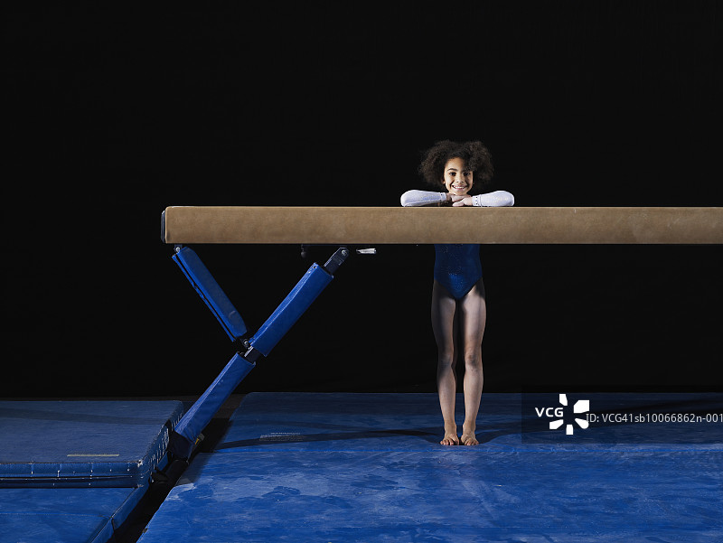 体操运动员(9-10)站在平衡木上图片素材