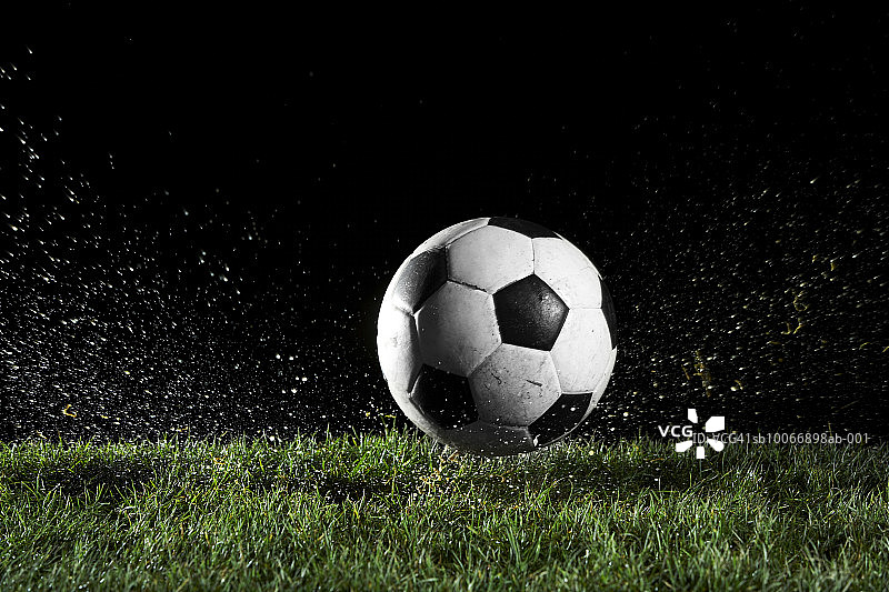 在草地上运动的足球图片素材