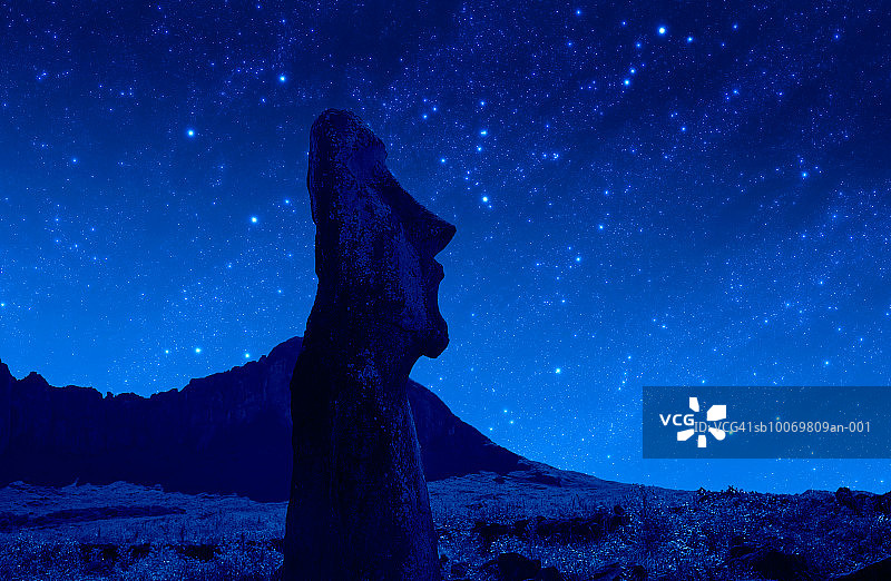 智利，复活节岛，晚上的摩埃石像图片素材