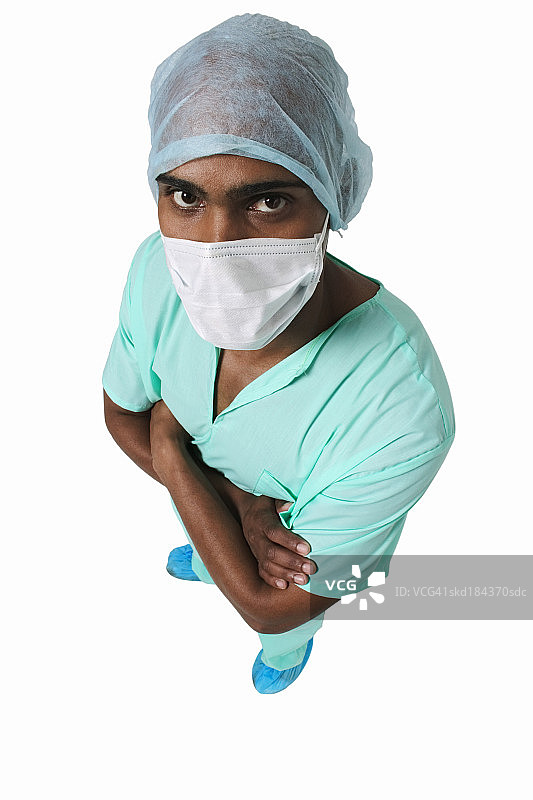 男性外科医生双臂交叉的肖像图片素材