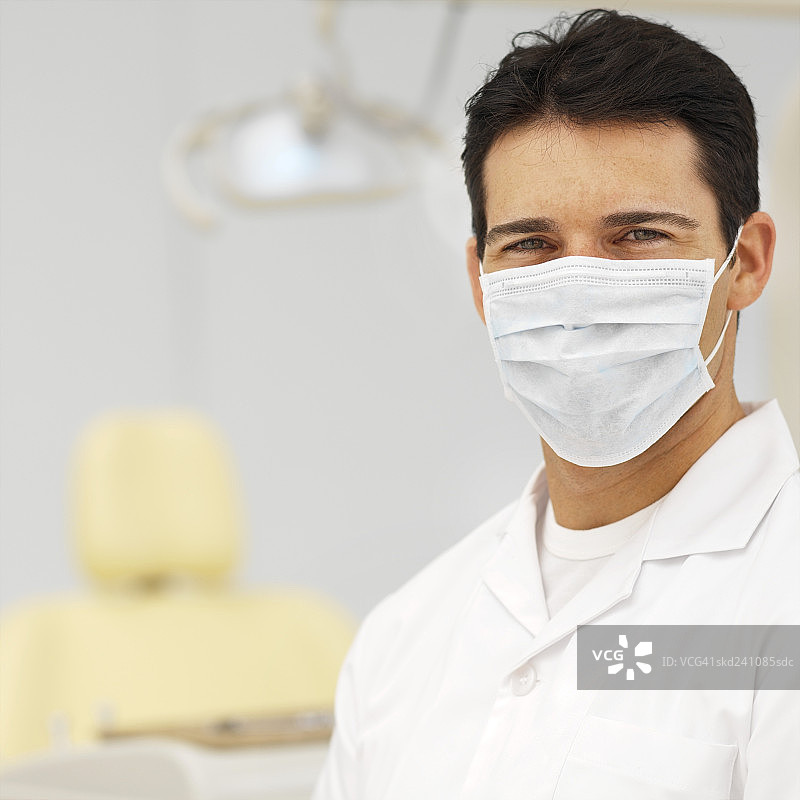 牙科医生戴口罩的正面照片图片素材