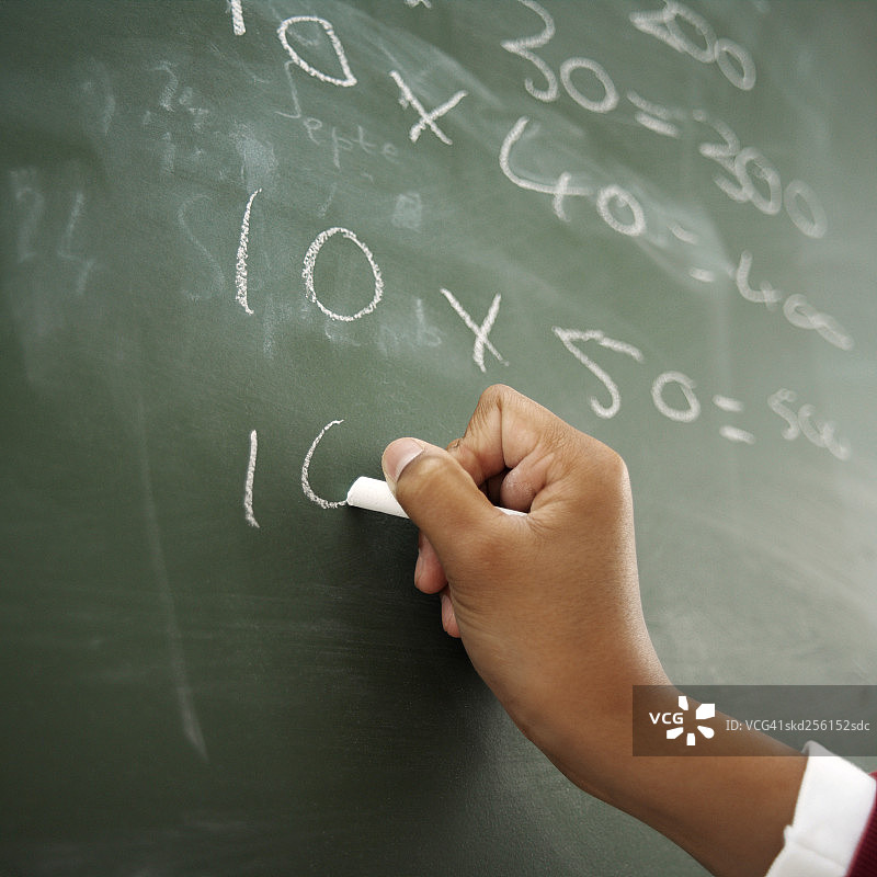 男孩在黑板上写数学的手的特写(11-12)图片素材