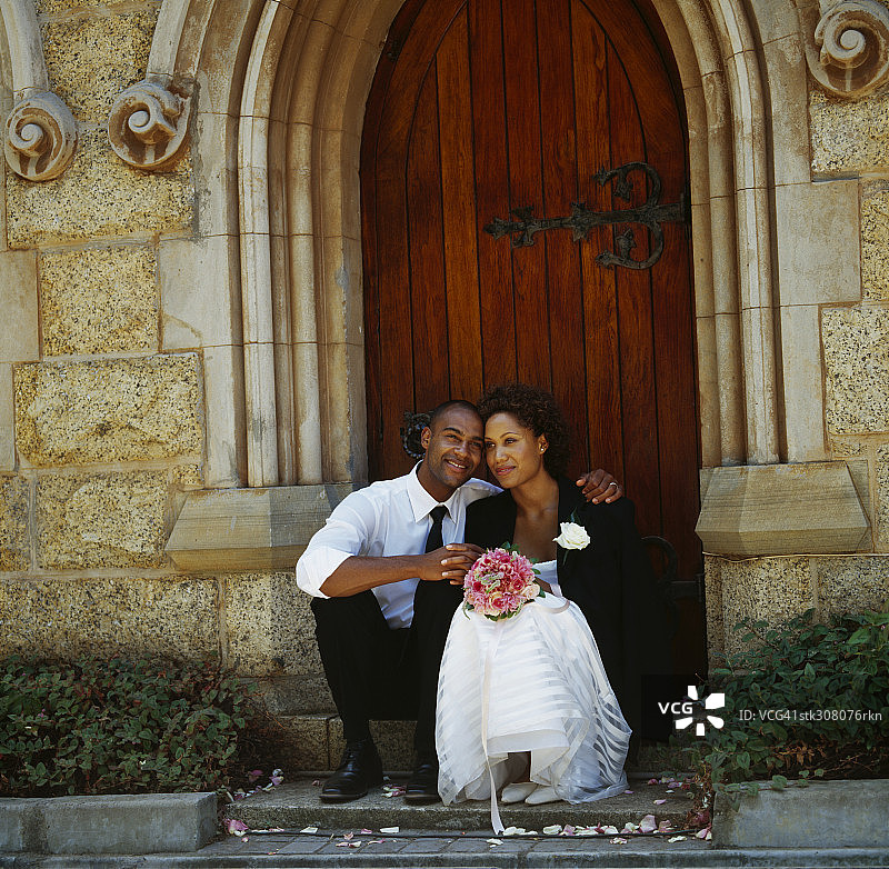 一对新婚夫妇坐在教堂外图片素材